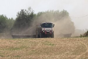 La compañía francesa BullTech desarrolló un camión agrícola multifunción. Puede pulverizar, fertilizar y espartir estiércol líquido.