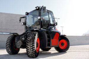La empresa austríaca Syn Trac desarrolló un vehículo tractor multifunción que se puede adaptar para prestar distintas tareas, tanto en el campo como en otras actividades.