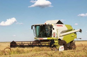 La marca alemana sumó una opción más económica a su línea de cosechadoras arroceras: El modelo Tucano 460 R, un equipo con motor de 326 CV, plataforma rígida de 6 metros, tolva de 8.000 litros y sistema de trilla Multicrop híbrido que combina un acelerador APS con un rotor de separación axial.