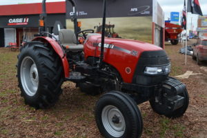 Tractor Case Farmall 75 JXM, con motor de 75 CV, tracción 4x2 o 4x4 y transmisión semisincronizada (12+12 marchas) con inversor mecánico.