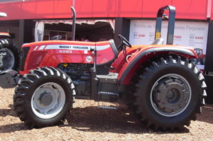 Tractor Massey Ferguson MF 4283, de la Serie MF 4200, con motor de 85 CV y transmisión ConstantMesh (12+4 marchas).