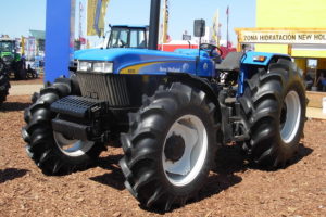 Tractor New Holland 8030, de la Serie 30, con motor de 122 CV y transmisión mecánica Dual Power (16+4 marchas).