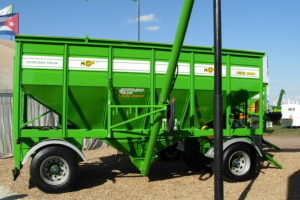 Acoplado tolva para semillas y fertilizantes Metalfor FSG 20000, con capacidad para 20 toneladas.