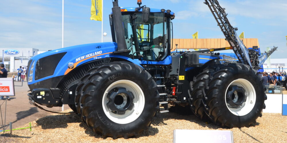 Tractor New Holland T9.505, de la línea T9, con motor FPT Cursor 13 (502 CV), transmisión Full PowerShift con inversor electrónico integrado y UltraCommand (18+4 marchas), y sistema hidráulico de centro cerrado (166/282 litros/minuto).
