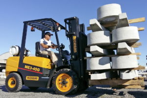 Ofrecen capacidades de carga de 2,5 y 3 toneladas. Operan con transmisión Powershift y motor de 54 HP.
