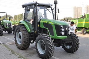 Tractor Chery Zoomlion RC1004, con motor de 105 HP y caja semi-sincronizada de 16+8 velocidades.