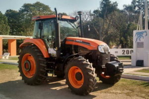 Tractor Zanello 4120, con motor de 120 HP y caja sincronizada de 12+4 velocidades.