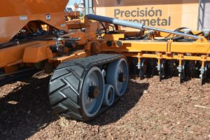 La compañía canadiense produce sistemas de tracción como el incorporado por Agrometal para su sembradora ADX.
