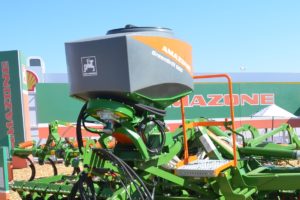 Sembradora/fertilizadora neumática Amazone GreenDrill, con tolva de 500 litros y sistema de distribución Air Drill de accionamiento electrohidráulico.