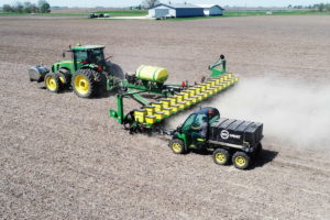 Aumenta la autonomía de las máquinas al reponer semillas durante el trabajo. También se usa en la logística de fertilizantes.