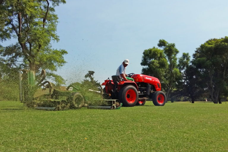 10 tractores ideales para cortar el pasto Maquinac