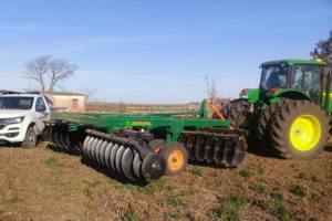 Se usan para la aireación de pasturas y para descompactar suelos que soportan ganadería intensiva. También son utilizadas en la recuperación de suelos agrícolas.