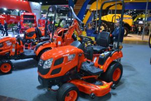 Propone versiones de 26 y 45 HP, con elevada tecnología, un diseño singular y una amplia variedad de implementos complementarios.