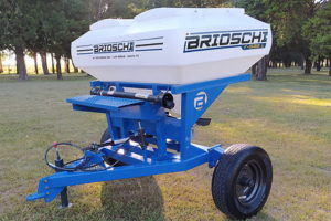 Fertilizadora Brioschi F-1500, con tolva de 1.500 litros y sistema de distribución doble disco (18/25 metros).