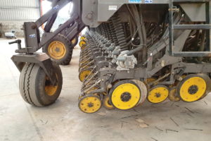 El sistema hace la dosificación eléctrica y permite la comunicación de las sembradoras con las consolas de los tractores que vienen equipados con terminal virtual.