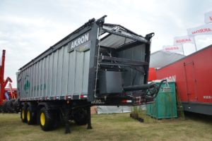 Caja compactadora de forrajes Akron CC4150, de tres ejes y 50.000 litros de capacidad volumétrica (38 toneladas).