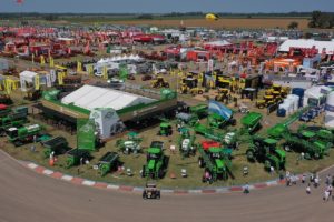 Cosechadoras, tractores, sembradoras, pulverizadoras y otros equipos exhibieron sus últimos desarrollos en la primera megamuestra del año.