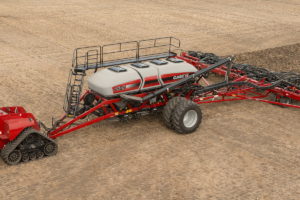 High-capacity seeding systems consume seed and fertilizer at an ever-increasing rate. Air carts have grown to keep pace with that productivity and reduce refill stops. But autonomy comes at a cost: more tonnes have to travel across the field. The challenge is no longer simply to carry more, but to find the right balance between capacity, weight, soil conditions and logistics.