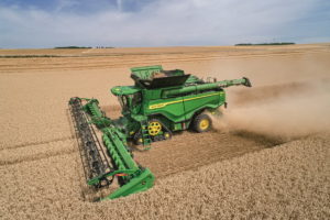 The X9 1000 and X9 1100 models target high-yield harvesting conditions, delivering up to 100 tonnes of wheat per hour with grain losses below 1%.