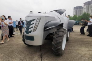 En China desarrollaron el tractor robot ET504-H, con motor accionado por una pila de hidrógeno, complementado con una batería de litio como almacenamiento intermedio.
