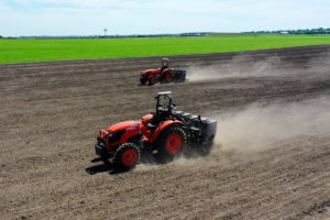 La empresa norteamericana Sabanto se especializó en la prestación de servicios agrícolas a través de flotas de tractores robots. Ya ha realizado tareas de labranza, siembra, fertilización y pulverización en campos de Illinois, Iowa, Indiana, Missouri, Nebraska, Minnesota, Dakota del Norte, Wisconsin y Texas.