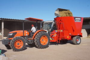 Tractor Kubota M9540, con motor de 95 HP, tracción 4x4 y transmisión de 8+8 velocidades con inversor hidráulico.