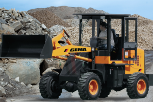 Pala cargadora GEMA C40, con motor de 45 HP, transmisión Powershift, balde de 500 litros y 1.000 Kg de capacidad de carga.