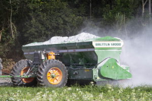 Fertilizadora Stara Bruttus 12000, de 7,37 metros de ancho de labor y 7.500 litros de capacidad (12 toneladas), apta para la aplicación de enmiendas calcáreas y fertilizantes granulados.