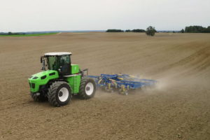 El mayor productor orgánico de Lituania desarrolló un tractor híbrido de 400 CV, con sistema de propulsión eléctrico de biogás. Mirá el video.