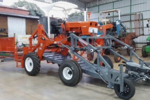 La creación de la empresa misionera combina un tractor elevado Fiat 400 con implementos que permiten recolectar tabaco, té y yerba.