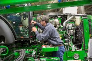 La evolución hacia la Industria 5.0 implica el uso de redes 5G y la generación de gemelos digitales para controlar los procesos.