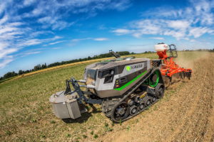 La ermpresa neerlandesa AgXeed desarrolló un tractor robot pensado para la agricultura a gran escala. Viene de serie con un motor diésel de 156 HP y tren rodante con orugas.,