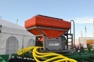 Kit fertilizador/sembrador Altina 1.5, de 1.500 litros de capacidad, con distribución neumática y hasta 15 metros de ancho de labor.