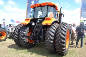 El Power Beyond es una conexión hidráulica que permite alimentar directamente implementos equipados con sus propias válvulas de control utilizando el caudal y la presión disponibles en el sistema hidráulico del tractor.