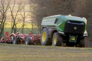 John Deere presentó el nuevo tractor robot SESAM 2, equipado con una batería de 1.000 kWh que le permite trabajar un día completo sin necesidad de recarga.