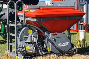Kit fertilizador/sembrador Altina 1.0, de 1.000 litros de capacidad, con distribución neumática y hasta 15 metros de ancho de labor.