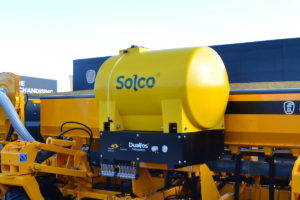 Kit fertilizador Dualfos Solco, en versiones de 750 y 1.100 litros de capacidad, montable sobre chasis de sembradoras.
