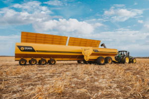 Hasta ahora, el uso de tolvas gigantes (mother bins) no ha ganado adeptos entre los productores y contratistas de Argentina, pese a su amplia difusión en otros países con planteos agrícolas extensivos. ¿Pueden tener futuro en el contexto actual?