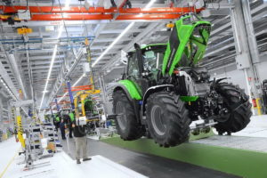 Steigende Produktionskosten und der Ausbau industrieller Lieferketten in Asien veranlassen immer mehr europäische Landtechnikhersteller, ihre Fertigungsstandorte neu zu bewerten. Dabei geht es nicht nur um niedrigere Kosten, sondern auch um eine höhere Wettbewerbsfähigkeit in einem zunehmend globalen Markt.