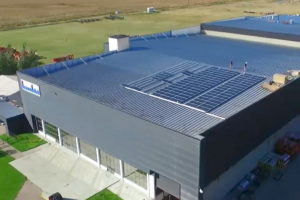 Comenzó a instalar paneles solares en una de sus plantas con el objetivo de eliminar la huella de carbono.