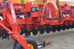 Presentó en AgroActiva el prototipo del sistema que permite compatibilizar la pantalla del tractor con las funciones de las sembradoras.