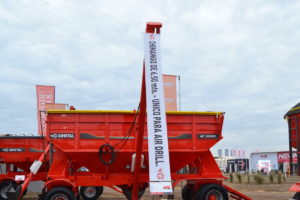 En AgroActiva presentó el producto de 6,50 metros de largo para facilitar el abastecimiento de sembradoras y fertilizadoras autopropulsadas.