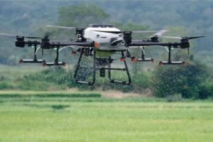 Drone agrícola DJI T30, con tanque de 30 litros, apto para pulverización, fertilización, siembras de cobertura y relevamiento de suelos, entre otros usos.