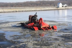 La empresa canadiense Nuhn Industries desarrolló un singular robot removedor de estiércol autopropulsado. Se llama Lagoon Crawler X y permite optimizar la mezcla de los nutrientes en lagunas de desechos pecuarios.