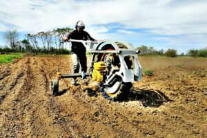 El INTA lanzó oficialmente el tractor multipropósito Chango, diseñado para las familias agropecuarias. El microtractor es una unidad de potencia multipropósito, diseñada para el trabajo, la producción y la mejora de la vida rural.