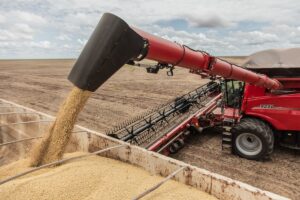 La menor cosecha de soja, maíz y trigo, estimada en 25% menos que la anteriorcampaña,  impactará en los negocios de la maquinaria agrícola. Los efectos de un nuevo “dólar soja”.