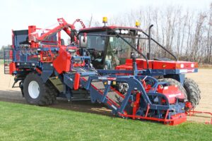 La empresa canadiense Kesmac desarrolló una línea de máquinas que pueden definirse como tractores-cosechadoras de césped. El modelo Brouwer 4000 facilita la cosecha a los productores de césped y automatiza la disposición de rollos.