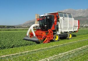 La empresa italiana De Pietri creó FR148 Special, una cosechadora que está equipada con una aspiradora de insectos. La máquina elimina las plagas mientras hace la recolección de los cultivos, asegurando que el material llegue lo más limpio posible a la tolva.