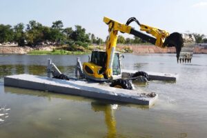 La compañía Menzi desarrolló en Asia M5XAS, excavadora tipo araña anfibia. La máquina trabaja con un sistema patentado de pontones que se pueden montar y desmontar fácilmente en el lugar de trabajo.