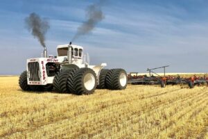 La empresa norteamericana Big Equipment volvería a producir el tractor más grande del mundo, luego de una pausa de más de tres décadas desde que se dejó de fabricar. Mirá el video.